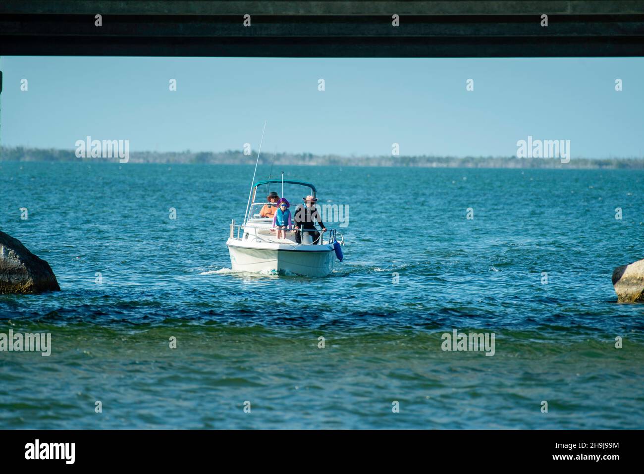 Eine Familie fährt auf einem Boot unter dem Overseas Highway in der Nähe von Big Pine Key, Florida, USA. Stockfoto
