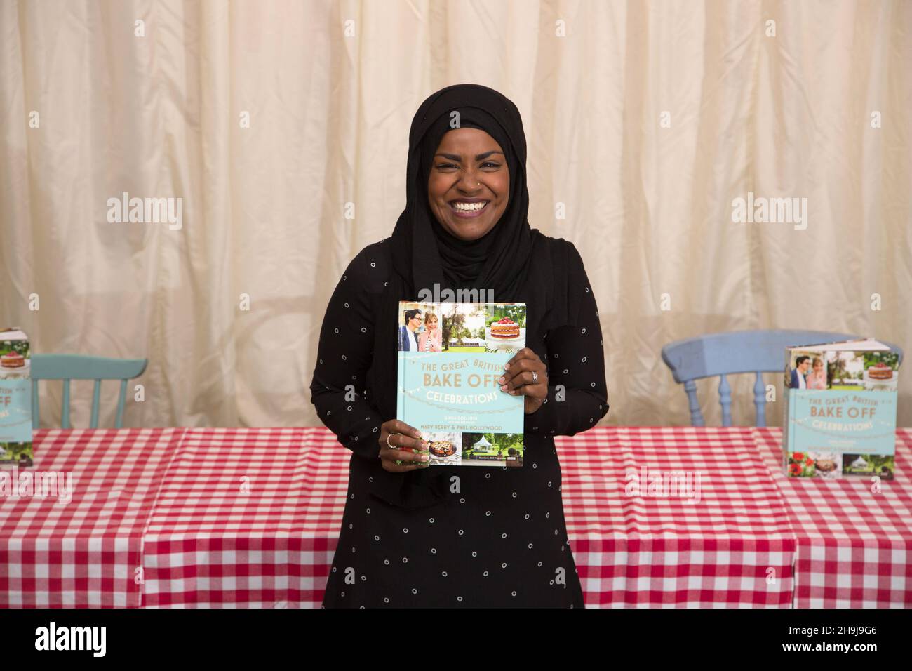 ENadiya Hussain, Gewinnerin der BBC-Serie The Great British Bake Off, posiert vor einer Buchunterzeichnung nach der gestrigen Bekanntgabe des Gewinners in der Picadilly-Filiale von Waterstones in London für Fotos. Stockfoto