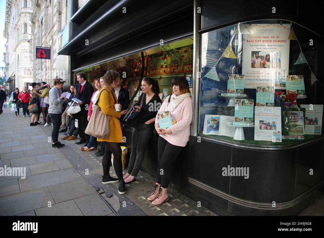 Vor der Picadilly-Niederlassung von Waterstones in London stehen Massen Schlange, bevor sie nach der gestrigen Bekanntgabe des Gewinners ein Buch unterschreiben. Stockfoto
