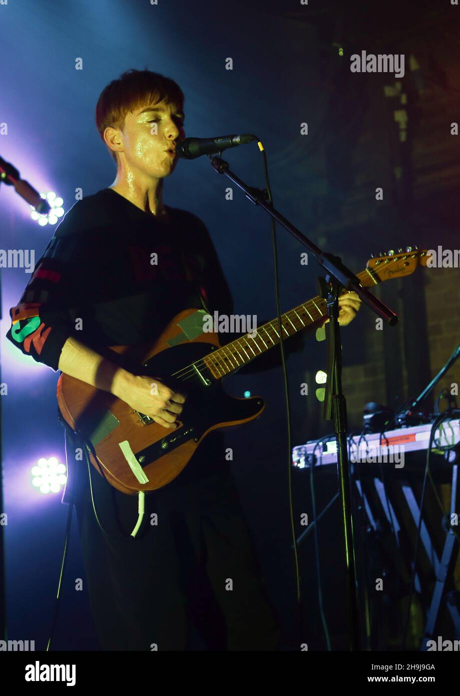 Lonelady alias Julie Ann Campbell spielt live auf der Bühne im Heaven in London im Rahmen ihrer Tour durch das Hinterland. Stockfoto