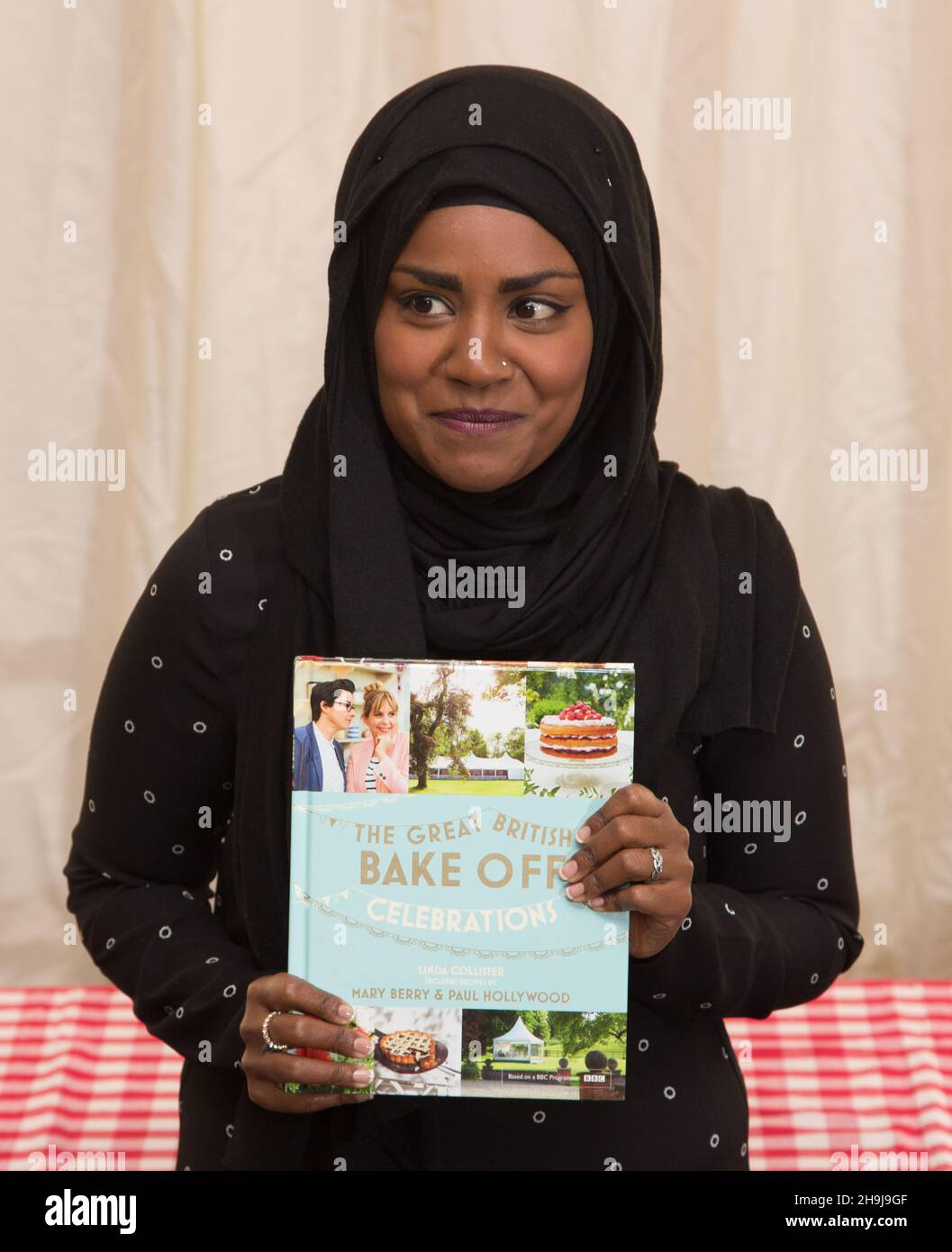 Nadiya Hussain, Gewinnerin der BBC-Serie The Great British Bake Off, posiert vor einer Buchunterzeichnung nach der gestrigen Bekanntgabe des Gewinners in der Picadilly-Filiale von Waterstones in London für Fotos. Stockfoto
