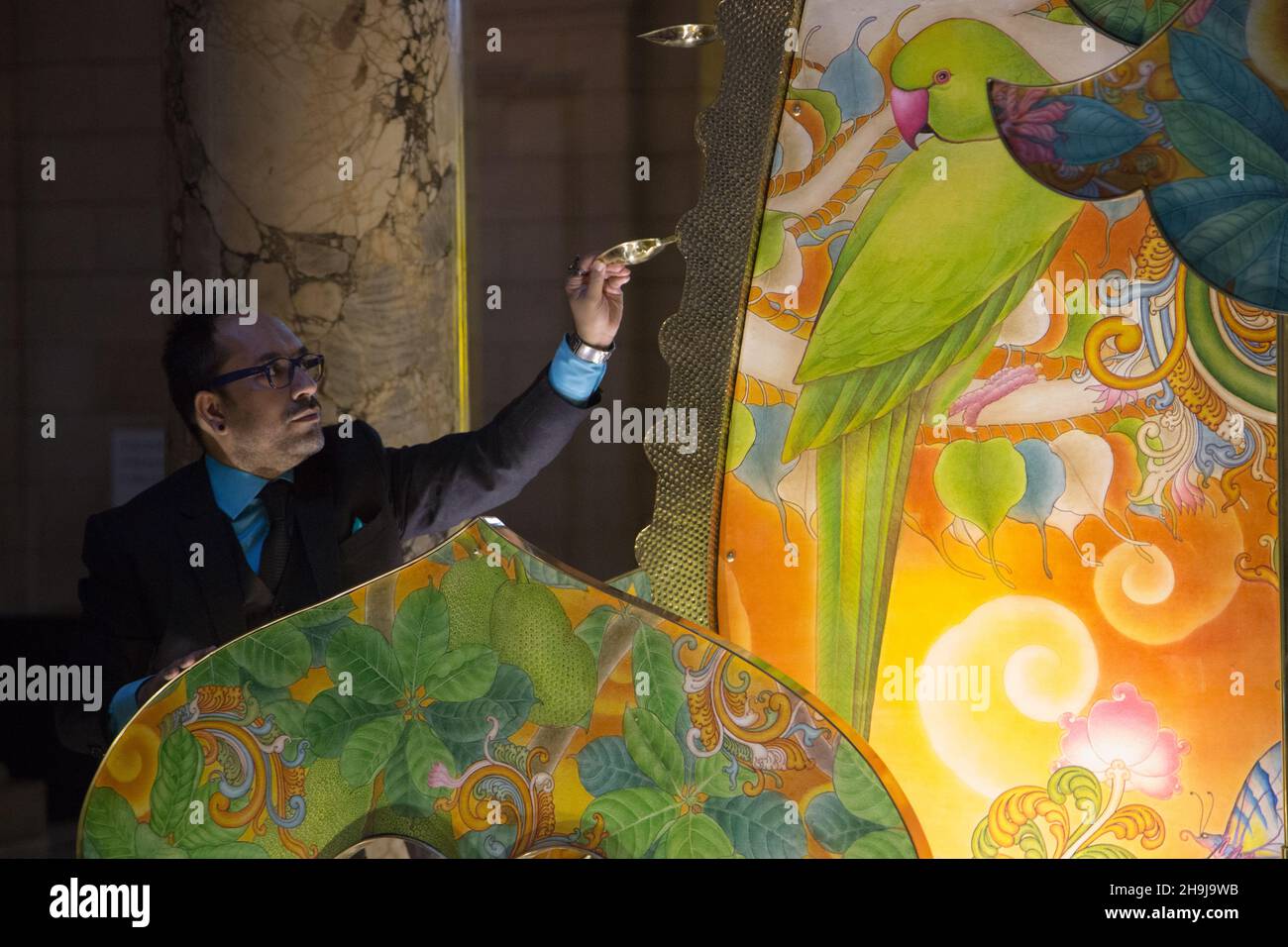 Sahil Bagga posiert für Fotos vor Kalpataru: Der Wunschbrunnen-Baum beim V&A. Eine festliche Lichtinstallation im Grand Entrance des Victoria and Albert Museums in London, entworfen von Sahil Bagga und Sarthak Sengupta Stockfoto