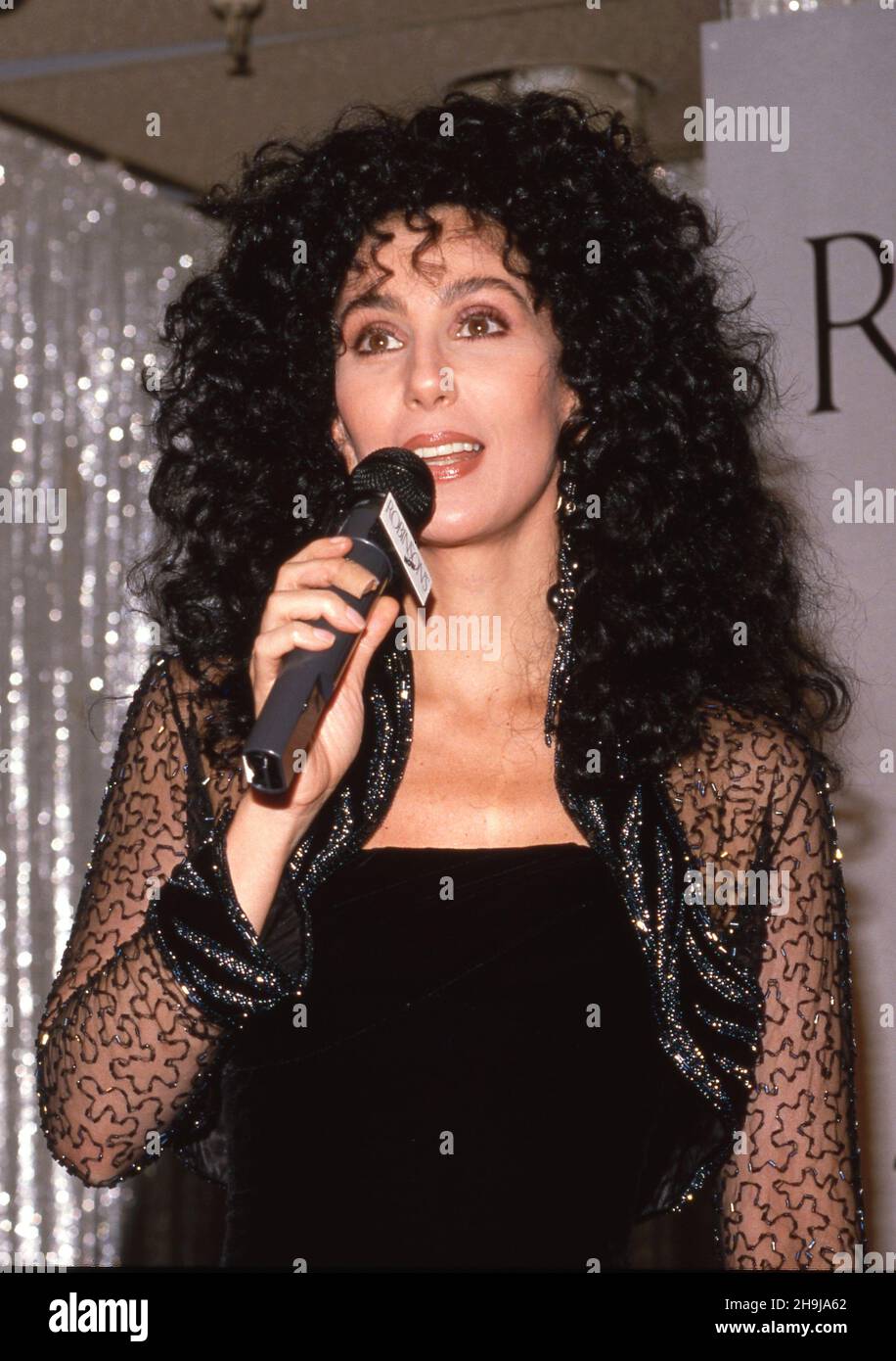 Cher wirbt am 14. November 1988 im Robinsons-May Department Store im Del Amo Fashion Center in Torrance, Kalifornien, für ihren neuen Duft „ungehemmt“. Quelle: Ralph Dominguez/MediaPunch Stockfoto