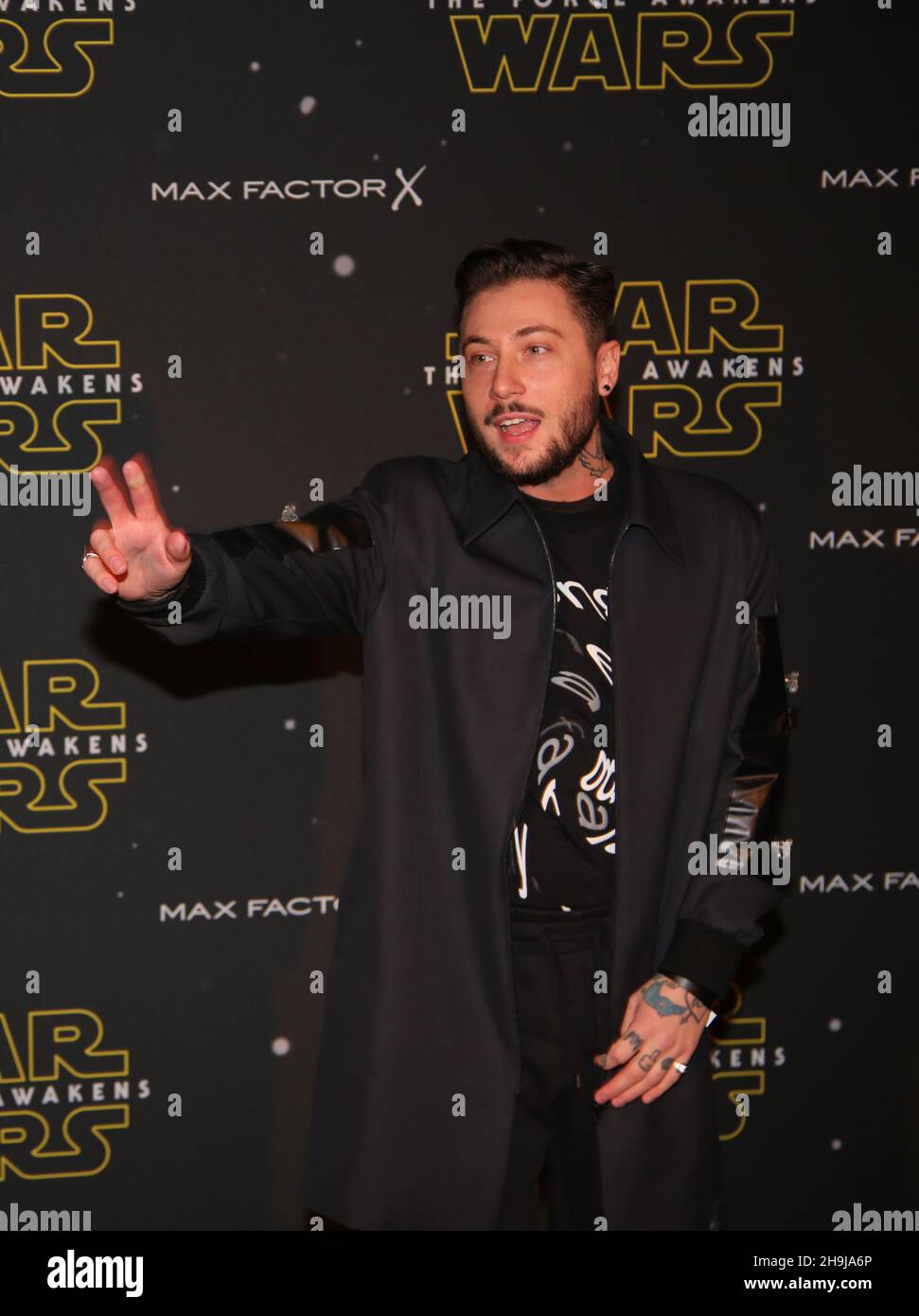 Der Designer Nasir Mazhar kommt bei der Star Wars: Fashion Finds the Force-Präsentation im Old Selfridges Hotel, London an. Zehn Londoner Designer präsentieren Designer-Looks, die von Star Wars: The Force Awakens inspiriert wurden, zur Unterstützung der Great Ormond St Hospital Children's Charity Stockfoto