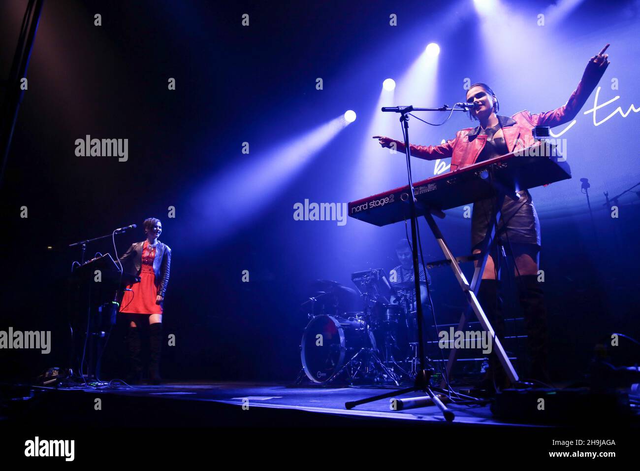 Die blühenden Zwillinge (Anna und Sonia Kuprienko) Live-Auftritt auf der O2 Arena in London Bühne Unterstützung Duran Duran Stockfoto