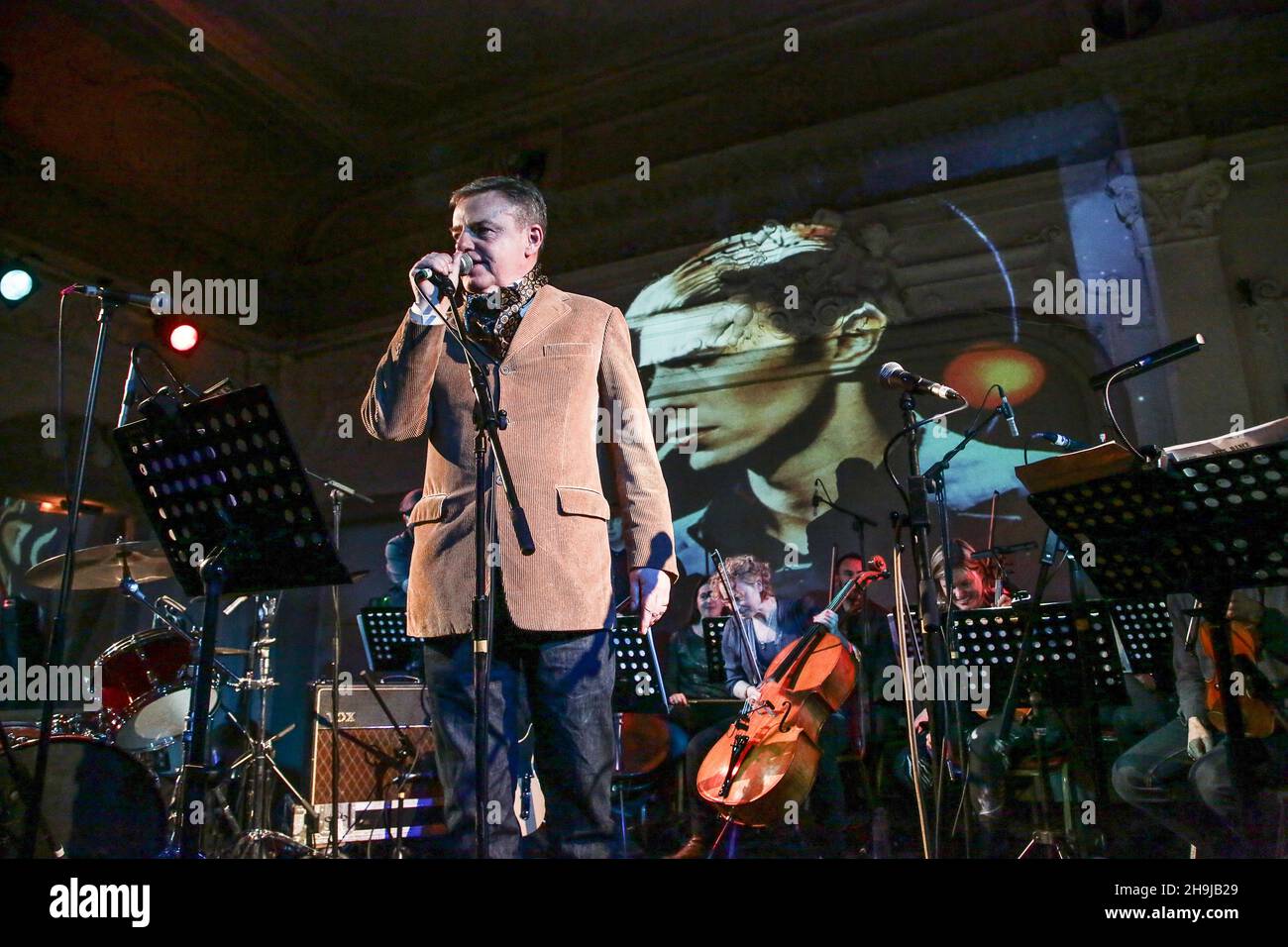 Suggs of Madness at the Prettiest Star Tribute to David Bowie in der Bush Hall in London, die Gelder für die Krebsforschung einbrachte Stockfoto