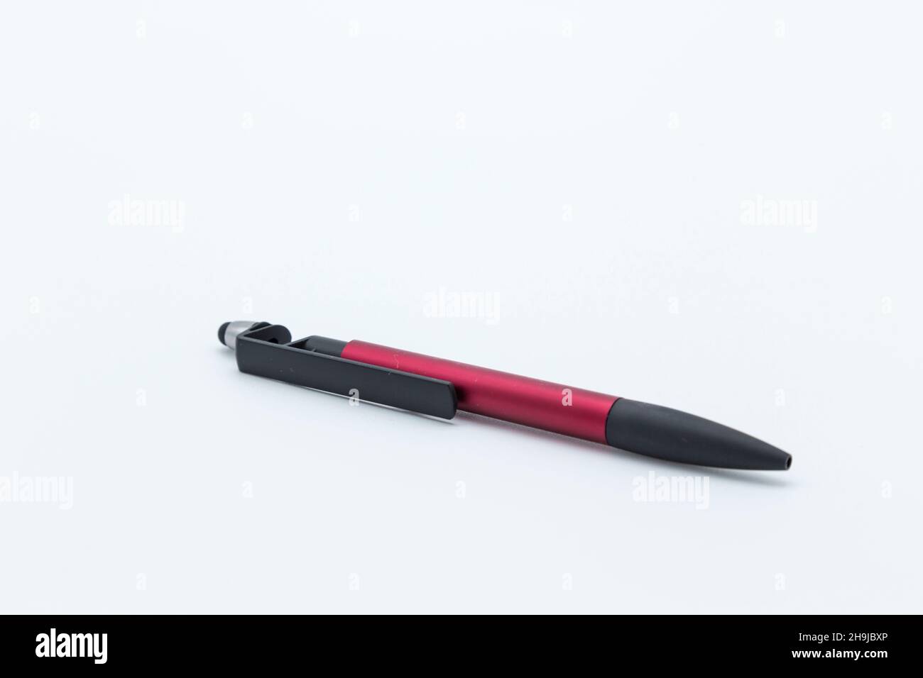 Ansicht eines Kugelschreibers in Schwarz und Rot, auf weißem Hintergrund platziert Stockfoto
