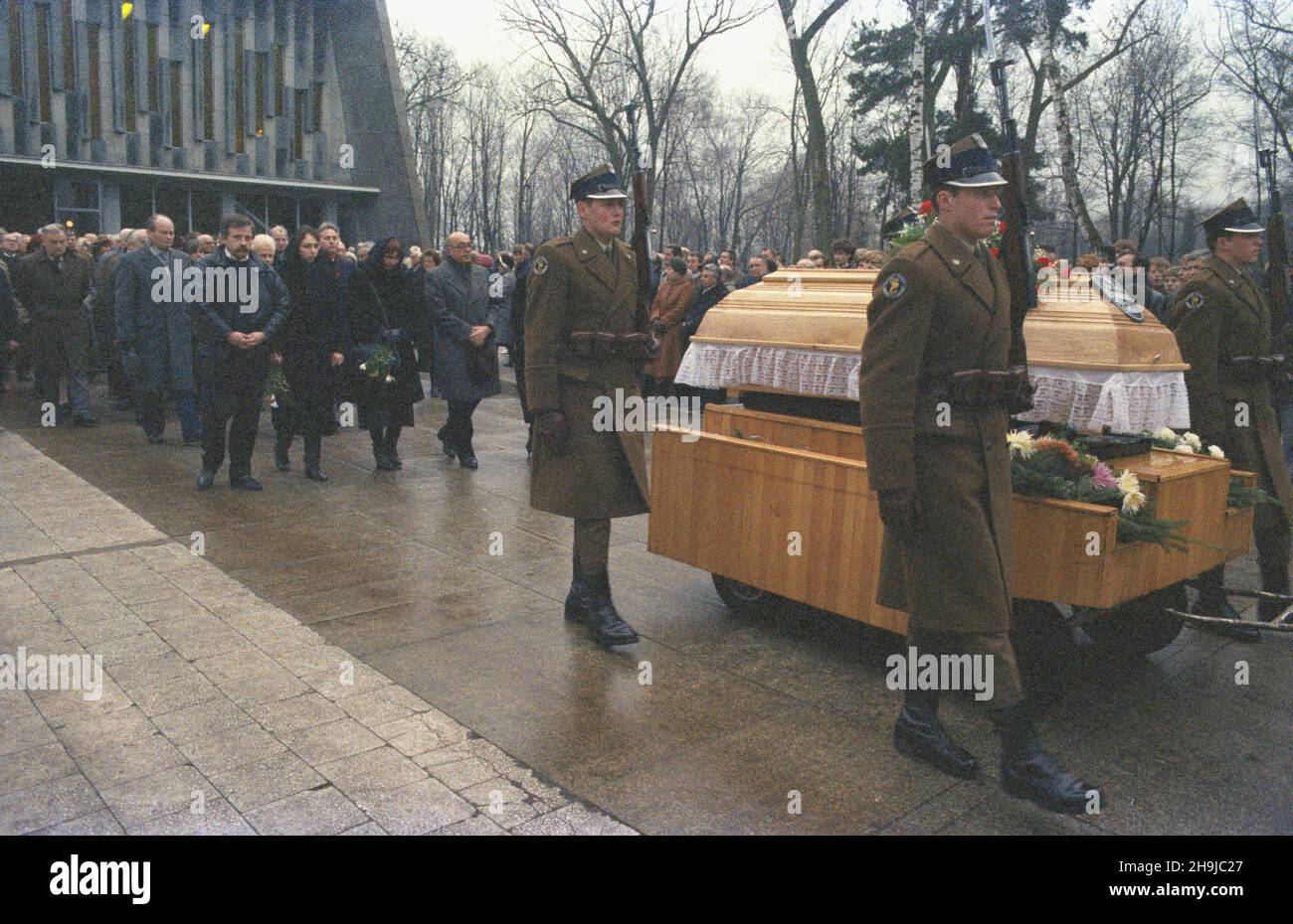 Warszawa 3.12.1986. Cmentarz Wojskowy na Pow¹zkach. Pogrzeb Zofii Gomu³kowej, ¿ony by³ego i sekretarza Komitetu Centralnego Polskiej Zjednoczonej Partii Robotniczej Wies³awa Gomu³ki. ka PAP/Maciej Musia³ Warschau 3. Dezember 1986. Der Powazki Military Cemetery. Die Beerdigung von Zofia Gomulkowa, Ehefrau des ehemaligen ersten Sekretärs des Zentralkomitees der Polnischen Arbeiterpartei Wieslawa Gomuka. ka PAP/Maciej Musial Stockfoto