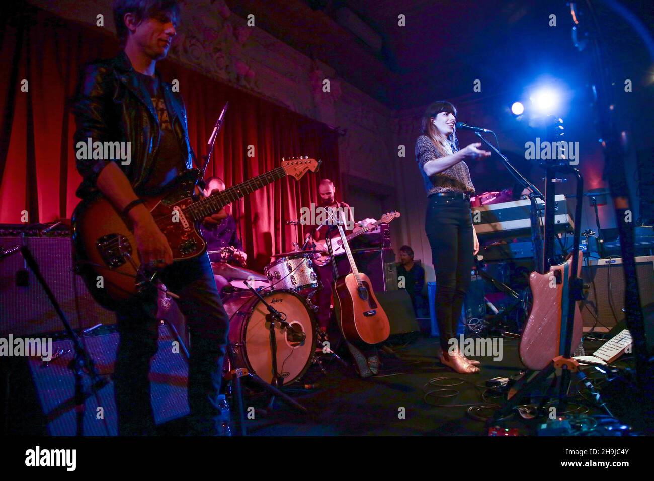 Lou Doillon tritt am ersten Tag ihrer neuen Tournee in der Bush Hall in London mit ihrer Band live auf der Bühne auf Stockfoto