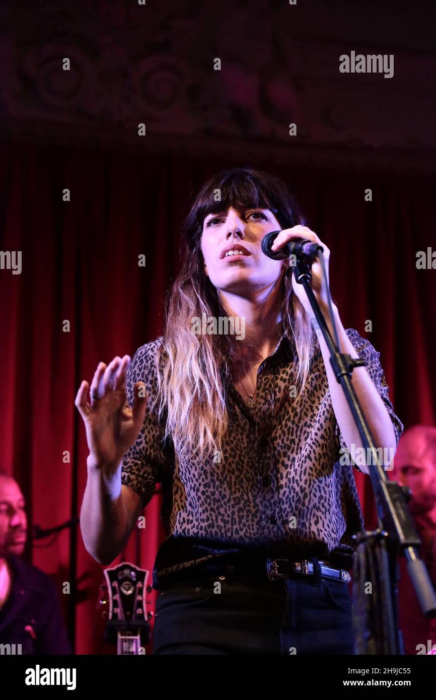 Lou Doillon, Tochter von Jane Birkin und dem französischen Filmregisseur Jacques Doillon und zuvor das Gesicht von Givenchy, tritt mit ihrer Band beim ersten Tag ihrer neuen Tournee in der Bush Hall in London live auf Stockfoto