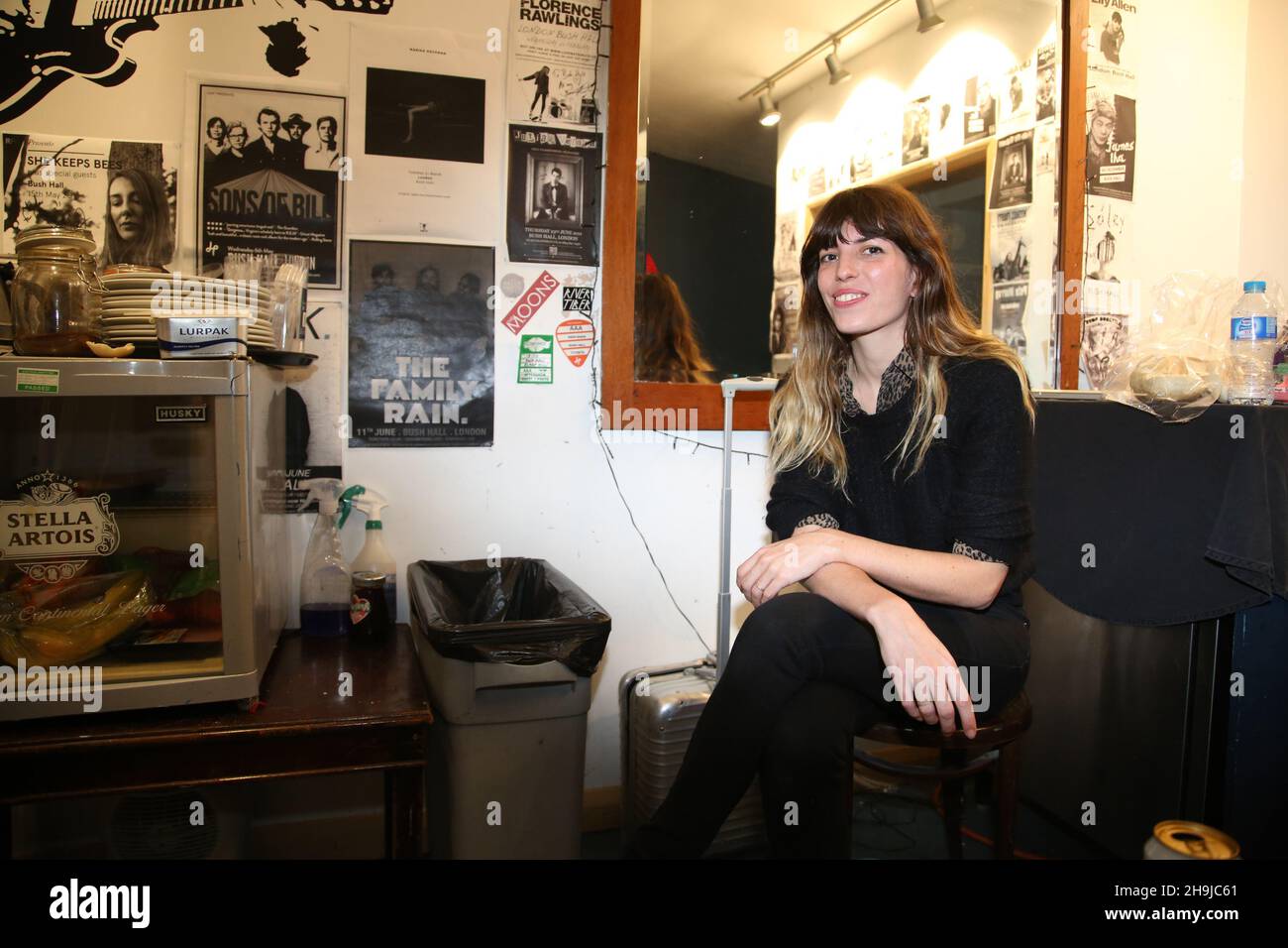 EXKLUSIV: Lou Doillon backstage nach dem ersten Termin ihrer neuen Tournee in der Bush Hall in London Stockfoto