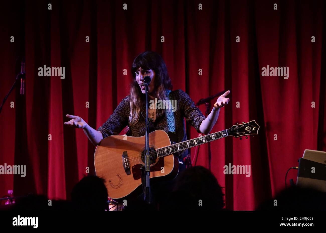 Lou Doillon, Tochter von Jane Birkin und dem französischen Filmregisseur Jacques Doillon und zuvor das Gesicht von Givenchy, tritt mit ihrer Band beim ersten Tag ihrer neuen Tournee in der Bush Hall in London live auf Stockfoto