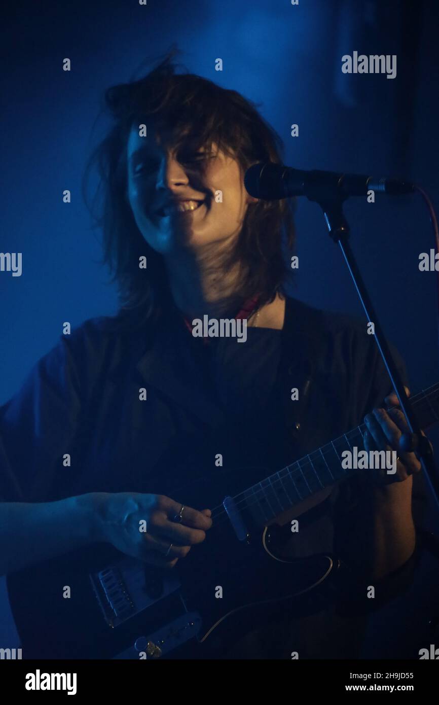 Cate le Bon und ihre Band treten live auf der Bühne im Oval Space in London auf, um ihr neues Album Crab Day zu promoten Stockfoto