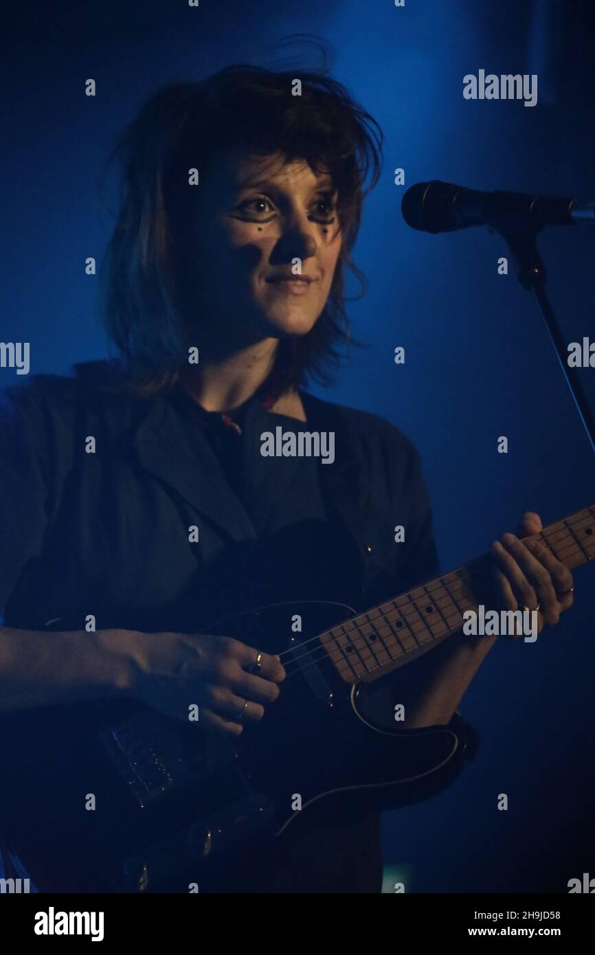 Cate le Bon und ihre Band treten live auf der Bühne im Oval Space in London auf, um ihr neues Album Crab Day zu promoten Stockfoto