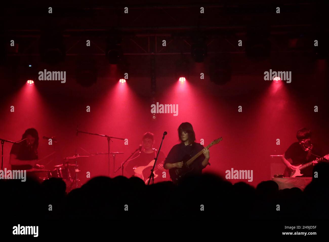 Cate le Bon und ihre Band treten live auf der Bühne im Oval Space in London auf, um ihr neues Album Crab Day zu promoten Stockfoto