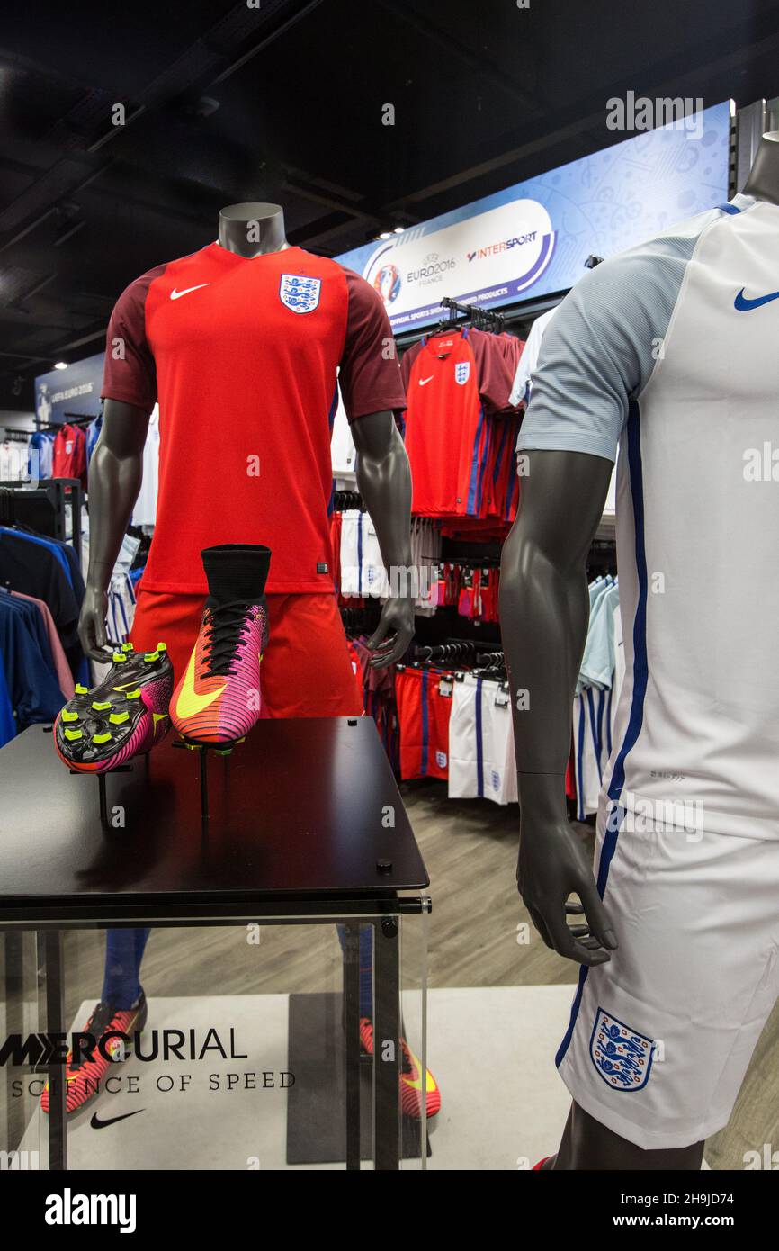 Blick in den DW-Sportshop in Manchester, der das England-Trikot vor der Europameisterschaft 2016 zeigt. Aus einer Reihe allgemeiner Ansichten des DW-Sportladens im Arndale Center in Manchester rund um die Einführung des neuen Nike Mercurial Fußballschuhs. Stockfoto