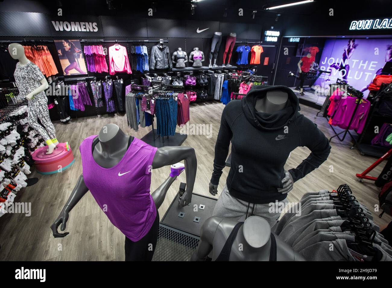 Blick in das DW-Sportgeschäft in Manchester. Aus einer Reihe allgemeiner Ansichten des DW-Sportladens im Arndale Center in Manchester rund um die Einführung des neuen Nike Mercurial Fußballschuhs. Stockfoto