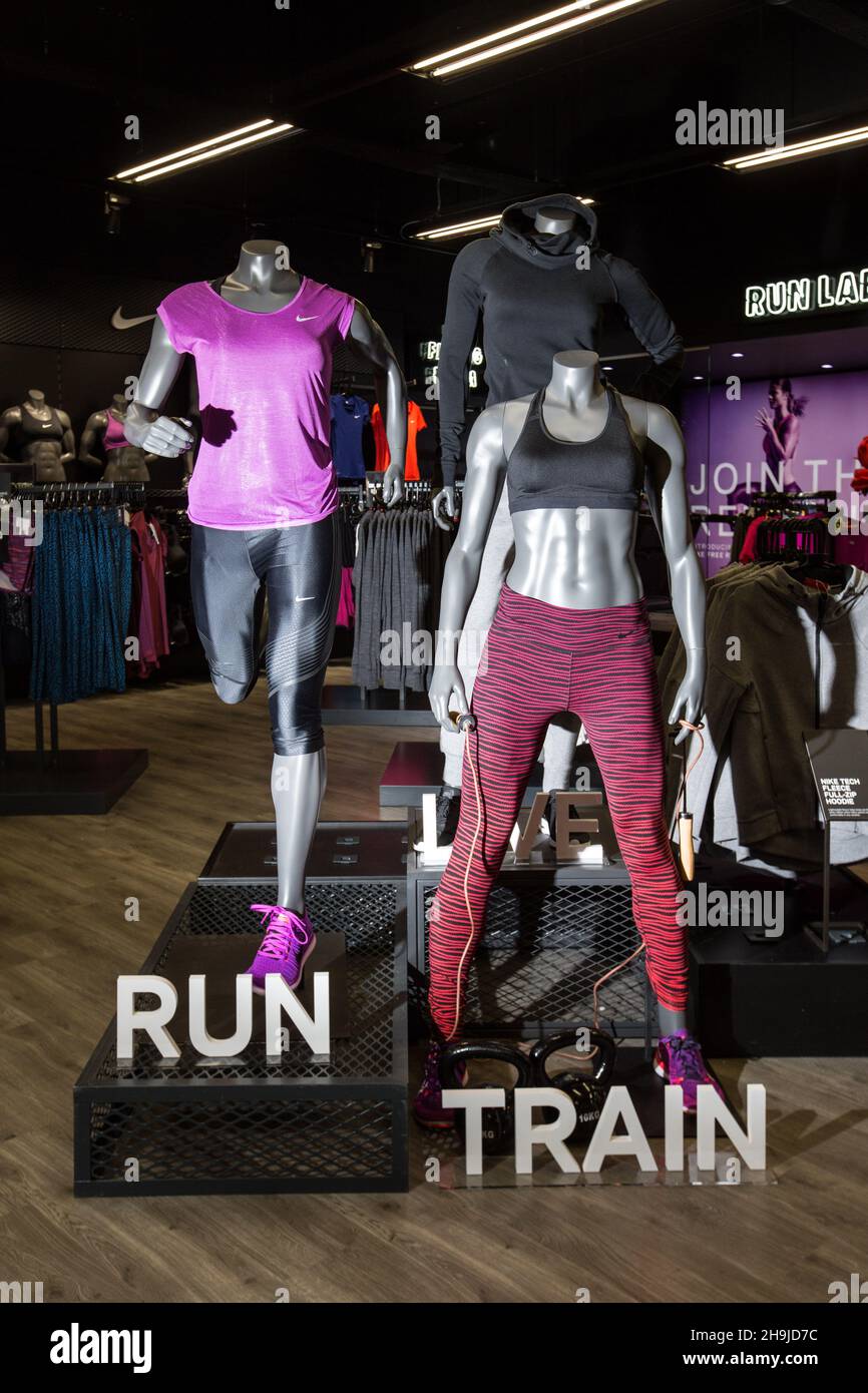 Blick in das DW-Sportgeschäft in Manchester. Aus einer Reihe allgemeiner Ansichten des DW-Sportladens im Arndale Center in Manchester rund um die Einführung des neuen Nike Mercurial Fußballschuhs. Stockfoto