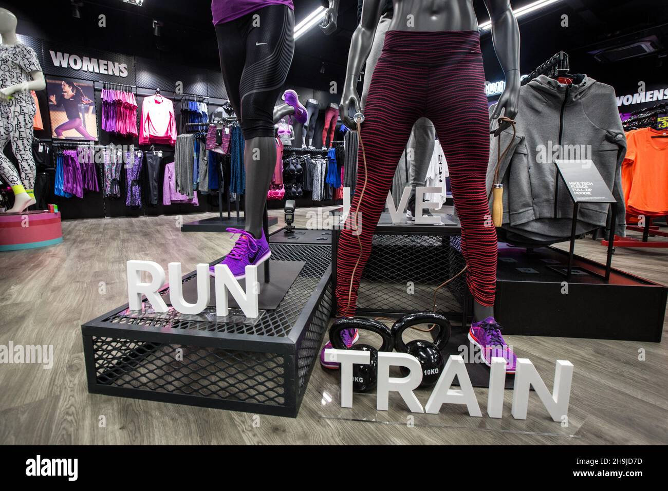 Blick in das DW-Sportgeschäft in Manchester. Aus einer Reihe allgemeiner Ansichten des DW-Sportladens im Arndale Center in Manchester rund um die Einführung des neuen Nike Mercurial Fußballschuhs. Stockfoto
