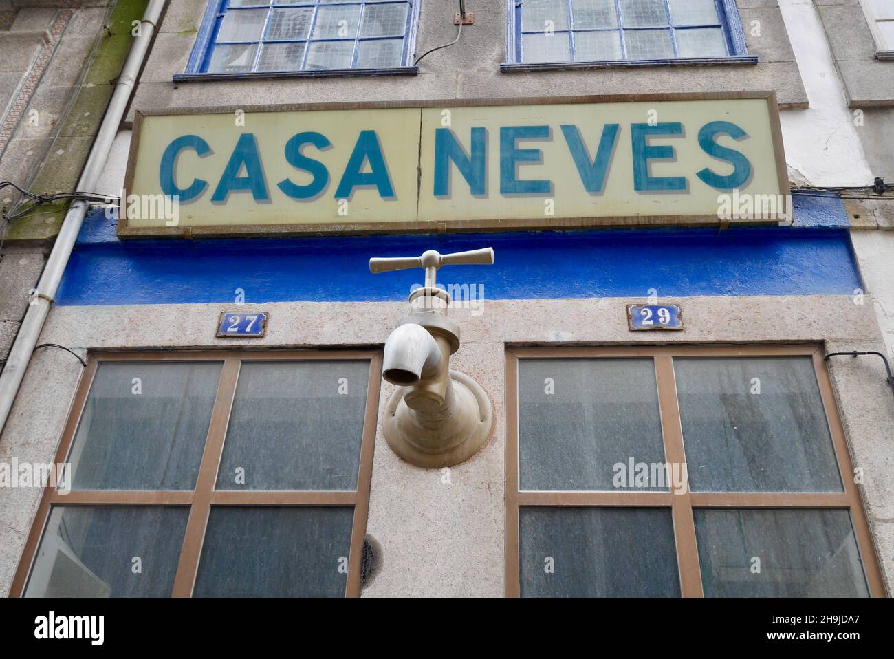 Porto, Portugal, 31.03.2017. Wasserhahn in Casa Neves im historischen Zentrum. Stockfoto