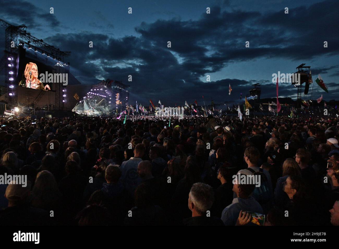 Adele schließt auf der Pyramid Stage am 2. Tag des Glastonbury Festivals 2016 auf der Worthy Farm in Somerset Stockfoto