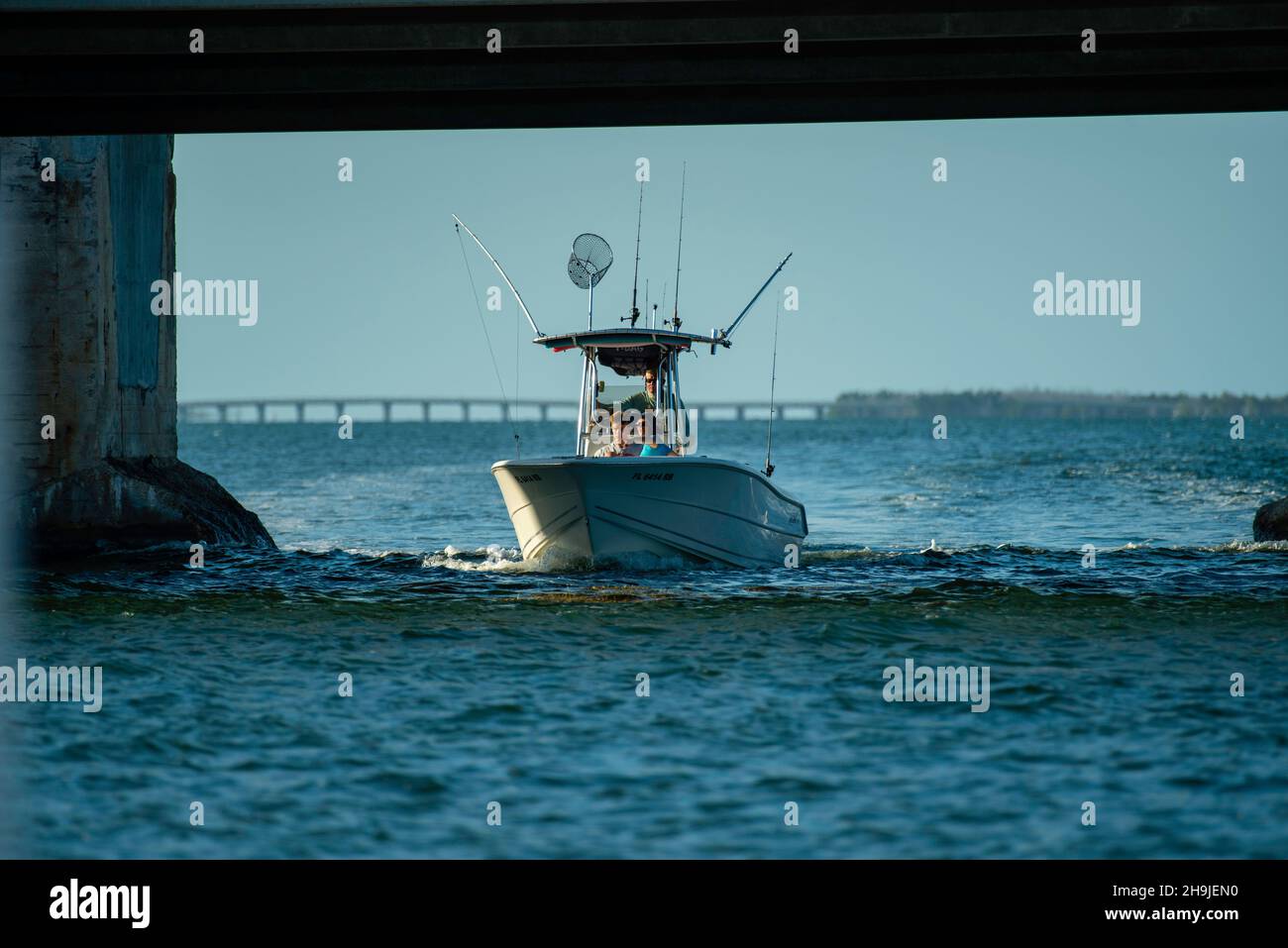 Eine Familie fährt auf einem Boot unter dem Overseas Highway in der Nähe von Big Pine Key, Florida, USA. Stockfoto