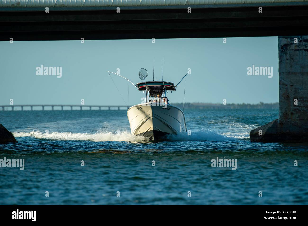 Eine Familie fährt auf einem Boot unter dem Overseas Highway in der Nähe von Big Pine Key, Florida, USA. Stockfoto