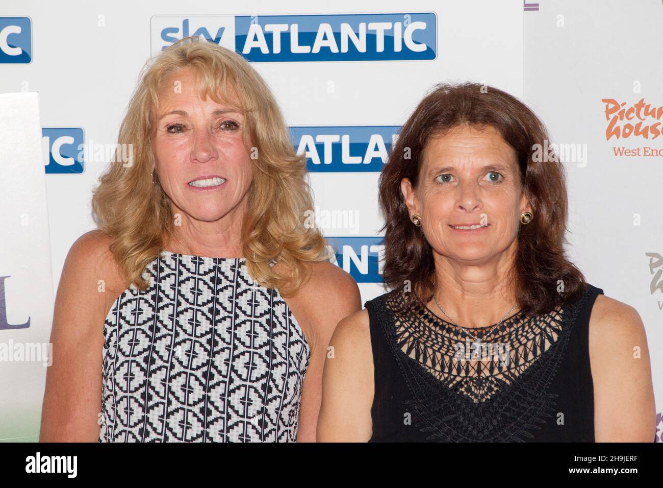 Mary Decker (links) und Zola Budd posieren für Fotos bei der Weltpremiere des Films The Fall, der im Picturehaus Central bei Piccadilly in London gezeigt wurde Stockfoto