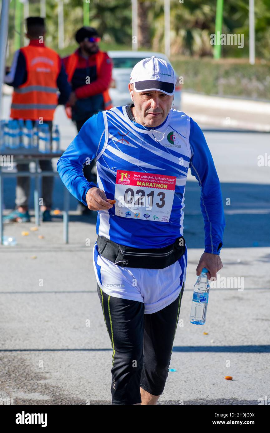 El Madher, Batna, Algerien - 12-04-2021: Läufer, die nach 22 km von Batna City nach El Madher Ci um den Sieg beim Medghacen International Marathon kämpfen Stockfoto