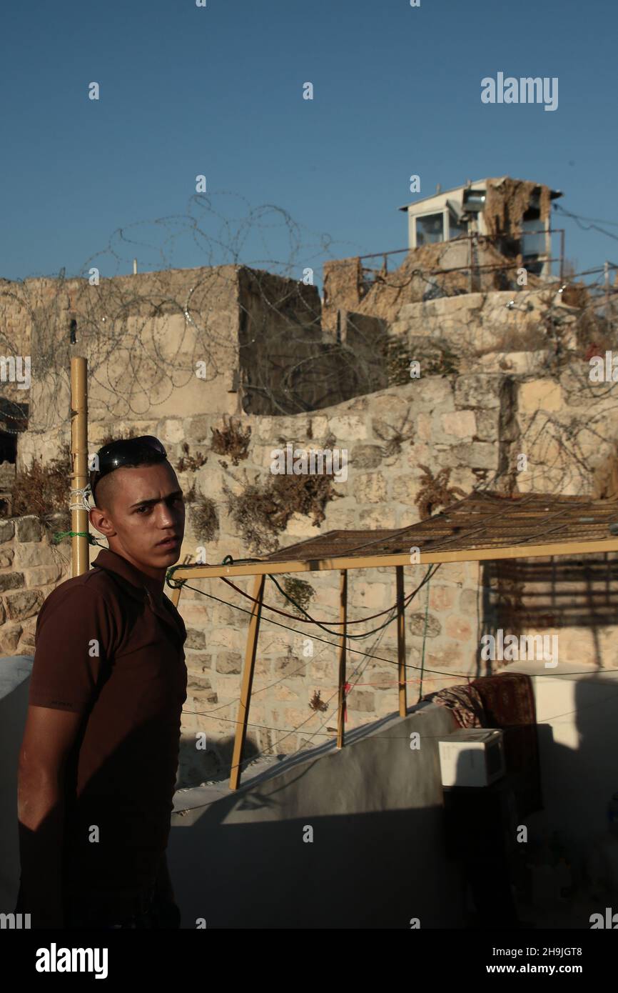 Blick auf einen Wachturm über einem palästinensischen Gebiet der Altstadt von Hebron. Aus einer Serie von Fotos, die von der britischen NGO Medical Aid for Palestinans (MAP) in Auftrag gegeben wurden. Der Bildnachweis sollte lauten: Richard Gray/Empics Entertainment Stockfoto