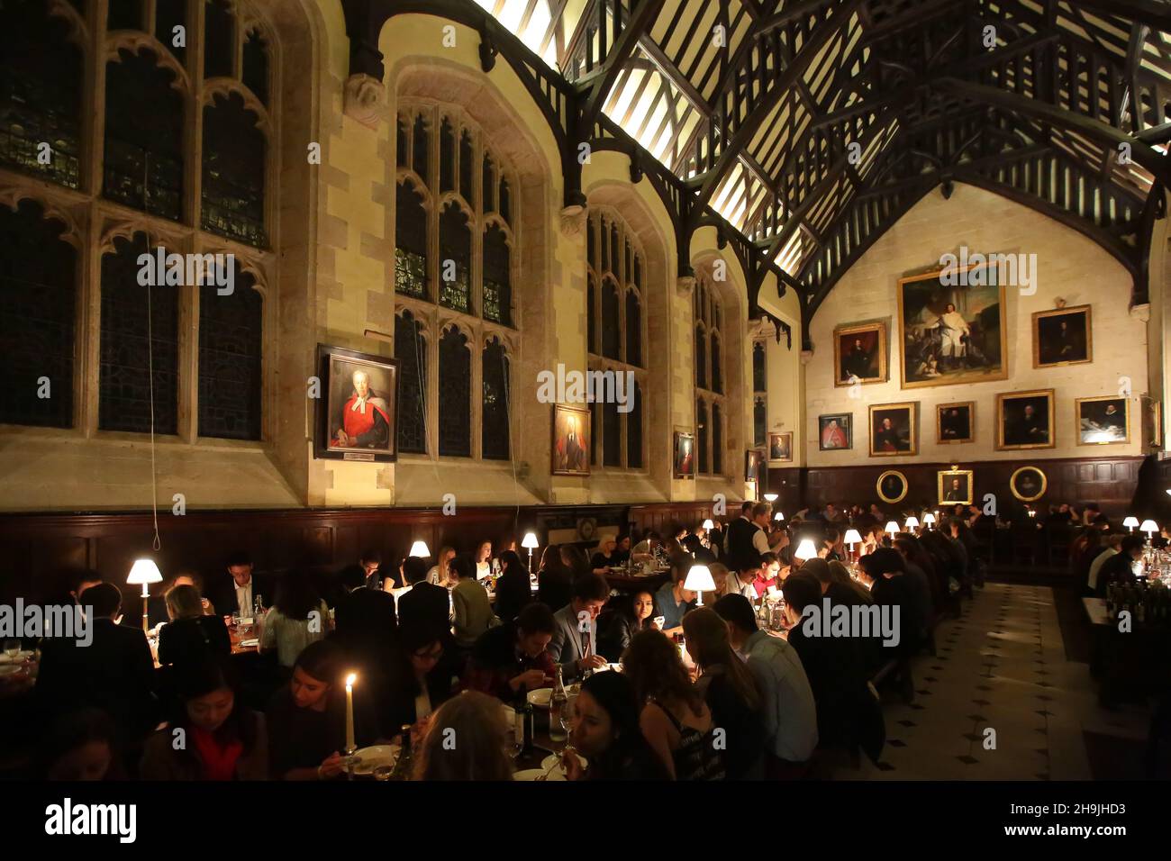 Studenten, die im Speisesaal des Exeter College in Oxford zu Abend essen. Aus einer Serie von Fotos, die auf der Oxford International Model United Nations Conference (OxIMUN 2016) aufgenommen wurden. Fototermin: Samstag, 12. November 2016. Bildnachweis sollte lauten: Richard Gray/EMPICS Entertainment Stockfoto