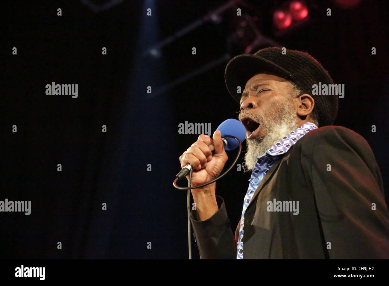 Delbert 'Ngoni' Tyson von Misty in Roots tritt im Rahmen des Internationalen Ska Festivals 2017 live auf der Bühne der Islington Assembly Hall in London auf. Fotodatum: Donnerstag, 13. April 2017. Bildnachweis sollte lauten: Richard Gray/EMPICS Entertainment Stockfoto