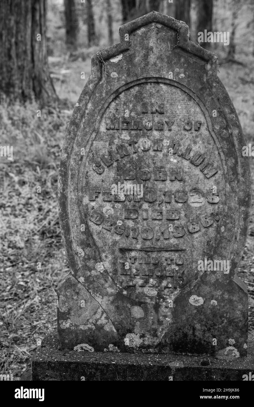 Friedhof in Rocky Springs Methodist Church, eine alte Landkirche. Rocky Springs, eine verlassene Stadt, entlang des Natchez Trace Parkway, Mississippi Stockfoto