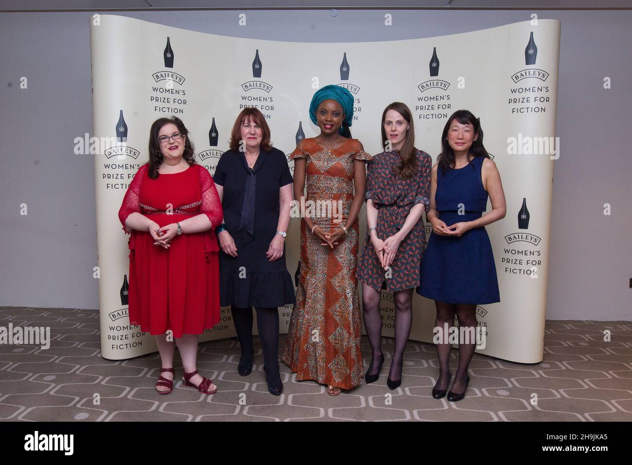 Die Autoren in der engeren Auswahl (von links nach rechts: Naomi Alderman, Linda Grant, Ayobami Adebayo, Gwendoline Riley und Madeleine Thien) posieren für Fotos vor der Bekanntgabe der Gewinnerin des Baileys Women's Prize for Fiction 2017 im Clore Ballroom in der Festival Hall, Southbank Centre, in London. Fototermin: Mittwoch, 7. Juni 2017. Bildnachweis sollte lauten: Richard Gray/EMPICS Entertainment Stockfoto