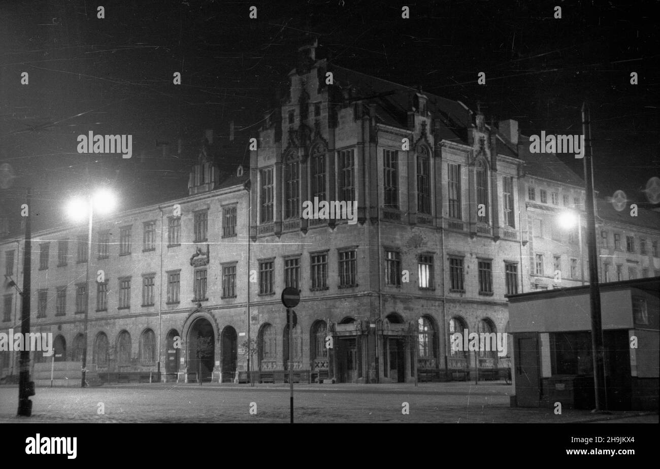 Wroc³aw, 1948-08. Nowy Ratusz (Dom Miejski) na Rynku Starego Miasta. Gmach administracyjny w bloku œrodkowym Rynku Starego Miasta, wybudowany w latach 1860-1864, wed³ug projectu Friedricha Augusta Stulera. mta PAP Dok³adny dzieñ wydarzenia nieustalony. Breslau, 1948. August. Das Neue Rathaus (das Gemeindehaus) auf dem alten Masrket-Platz. Das Verwaltungsgebäude im Zentrum des Altstädter Markts wurde von Friedrich August Stuler entworfen und zwischen 1860 und 1864 erbaut. mta PAP Stockfoto