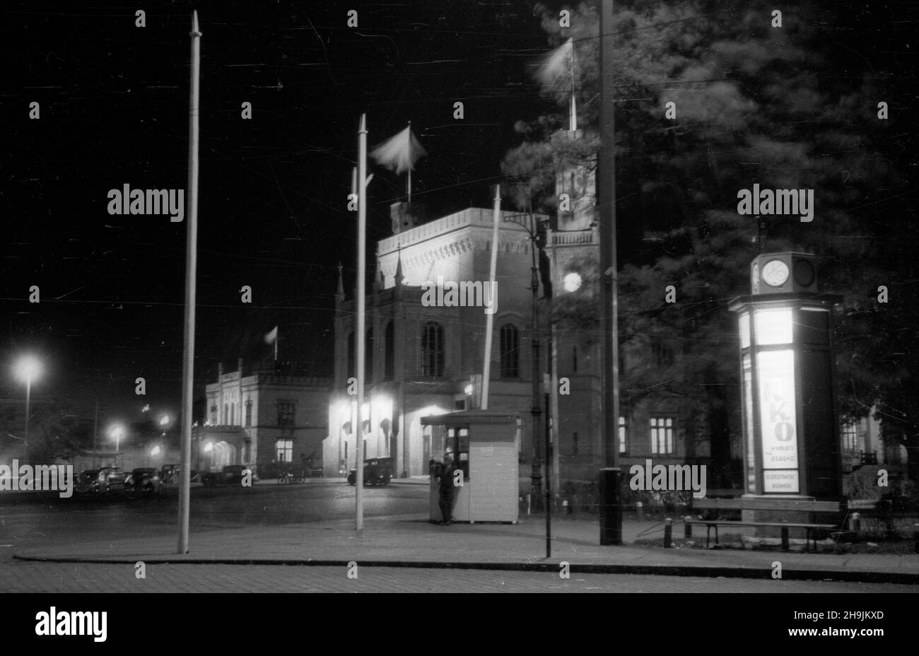 Wroc³aw, 1948-08. Dworzec kolejowy Wroc³aw G³ówny. Gmach dworca zosta³ wybudowany w stylu angielskiego neogotyku w latach 1855-1857, wed³ug projectu Wilhelma Grapowa. mta PAP Dok³adny dzieñ wydarzenia nieustalony. Breslau, 1948. August. Bahnhof Wroclaw Glowny. Erbaut im englischen neugotischen Stil in den Jahren 1855-1857, entworfen von Wilhelm Grapow. mta PAP Stockfoto