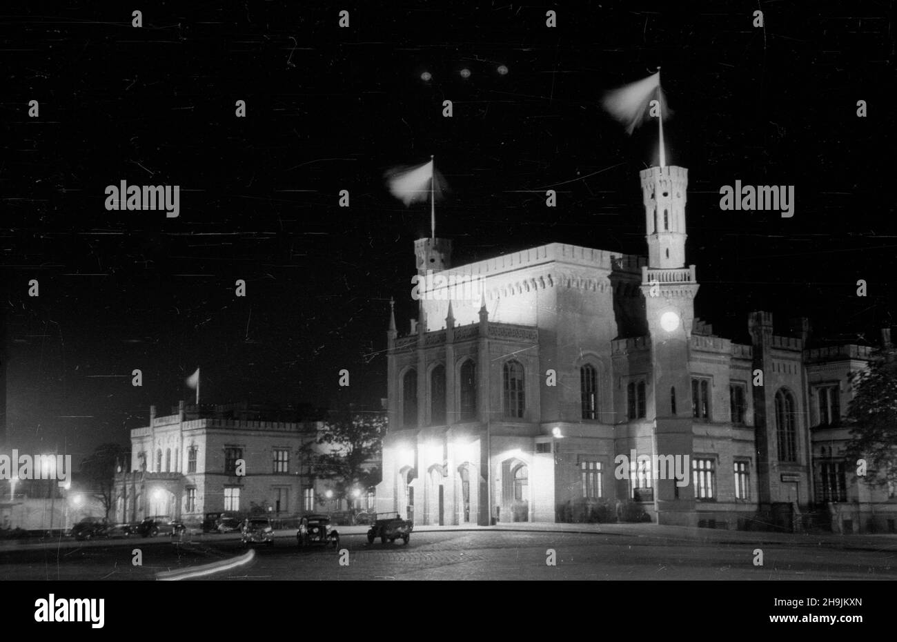 Wroc³aw, 1948-08. Dworzec kolejowy Wroc³aw G³ówny. Gmach dworca zosta³ wybudowany w stylu angielskiego neogotyku w latach 1855-1857, wed³ug projectu Wilhelma Grapowa. mta PAP Dok³adny dzieñ wydarzenia nieustalony. Breslau, 1948. August. Bahnhof Wroclaw Glowny. Erbaut im englischen neugotischen Stil in den Jahren 1855-1857, entworfen von Wilhelm Grapow. mta PAP Stockfoto