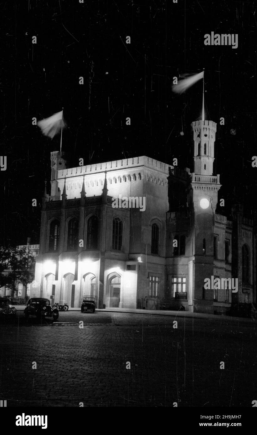 Wroc³aw, 1948-08. Dworzec kolejowy Wroc³aw G³ówny. Gmach dworca zosta³ wybudowany w stylu angielskiego neogotyku w latach 1855-1857, wed³ug projectu Wilhelma Grapowa. mta PAP Dok³adny dzieñ wydarzenia nieustalony. Breslau, 1948. August. Bahnhof Wroclaw Glowny. Erbaut im englischen neugotischen Stil in den Jahren 1855-1857, entworfen von Wilhelm Grapow. mta PAP Stockfoto