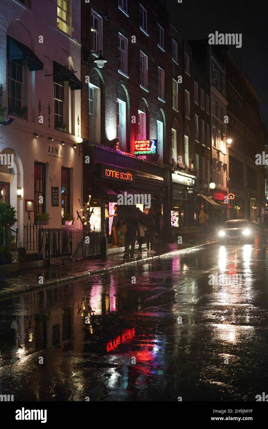 Ein Blick auf Ronnie Scott's Jazz Club in der Frith Street bei einer regnerischen Nacht in Soho. Aus einer Serie von Fotos, die bei einer regnerischen Nacht in Soho, London, aufgenommen wurden. Fotodatum: Donnerstag, 27. Juli 2017. Bildnachweis sollte lauten: Richard Gray/EMPICS Entertainment Stockfoto