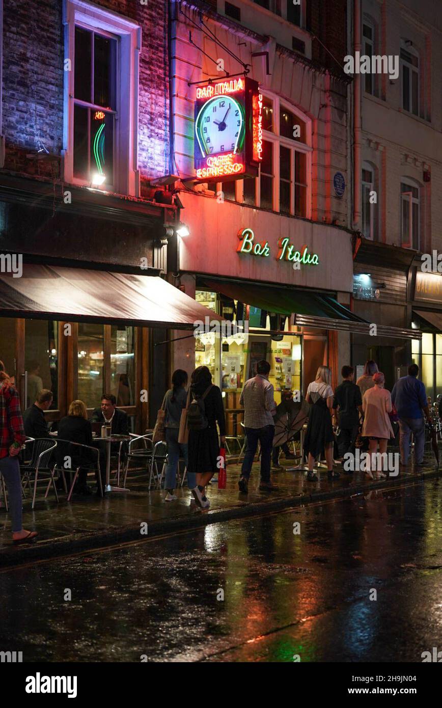 Blick auf die Café-Bar Bar Italia in der Frith Street bei einem regnerischen Abend in Soho. Aus einer Serie von Fotos, die bei einer regnerischen Nacht in Soho, London, aufgenommen wurden. Fotodatum: Donnerstag, 27. Juli 2017. Bildnachweis sollte lauten: Richard Gray/EMPICS Entertainment Stockfoto