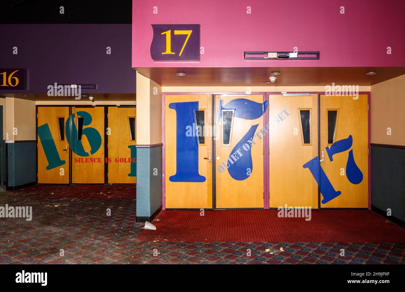 Kinosaal Türen im AMC Interchange 30 Theater während des Abrisses. Vaughan, Ontario, Kanada. Dieser Standort wurde abgerissen Stockfoto