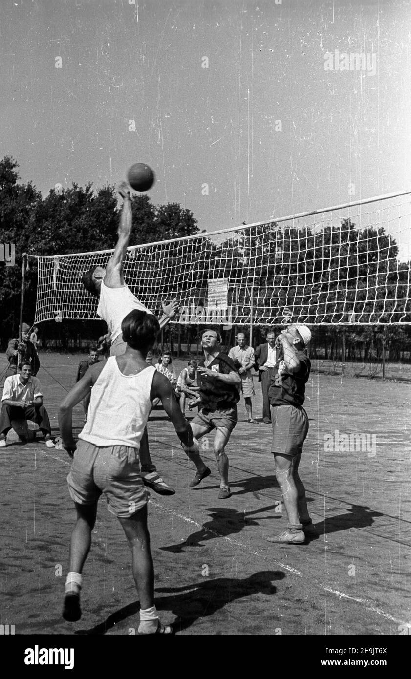 Wroc³aw, 1948-08. Podczas trwania Wystawy Ziem Odzyskanych (22,07-31.10.1948) odby³y siê we Wroc³awiu liczne zawody sportowe o charakterze ogólnopolskim i miêdzynarodowym, a tak¿e codzienne imprezy dla niestowarzyszonych sportowców pod has³em: Szukamy nowych talentów (bugi, skok w dal, pchniêcie kul¹, rzut dyskiem, p³ywanie, siatkówka, Boks). NZ. Mecz amatorów w pi³ce siatkowej na stadionie i Klubu Sportowego Wroc³aw (IKS Wroc³aw). mta PAP Dok³adny dzieñ wydarzenia nieustalony. Breslau, 1948. August. Während der Recov fanden in Breslau nationale und internationale Sportwettkämpfe statt Stockfoto