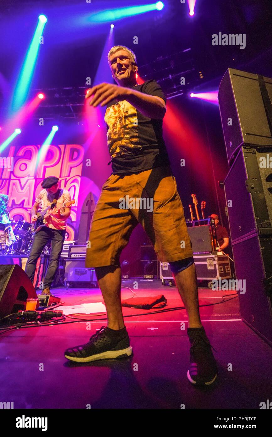 Mark 'Bez' Berry von den Happy Mondays spielt live auf der Bühne im Roundhouse in London. Fotodatum: Donnerstag, 16. November 2017. Bildnachweis sollte lauten: Richard Gray/EMPICS Entertainment Stockfoto