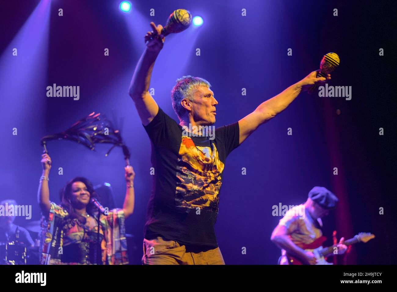 Mark 'Bez' Berry von den Happy Mondays spielt live auf der Bühne im Roundhouse in London. Fotodatum: Donnerstag, 16. November 2017. Bildnachweis sollte lauten: Richard Gray/EMPICS Entertainment Stockfoto