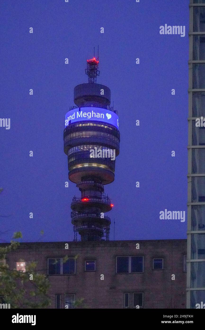 Der BT Tower (früher der Post Office Tower) in London gratuliert Harry und Meghan zur Bekanntgabe ihres Engagements. Fototermin: Montag, 27. November 2017. Bildnachweis sollte lauten: Richard Gray/EMPICS Entertainment Stockfoto