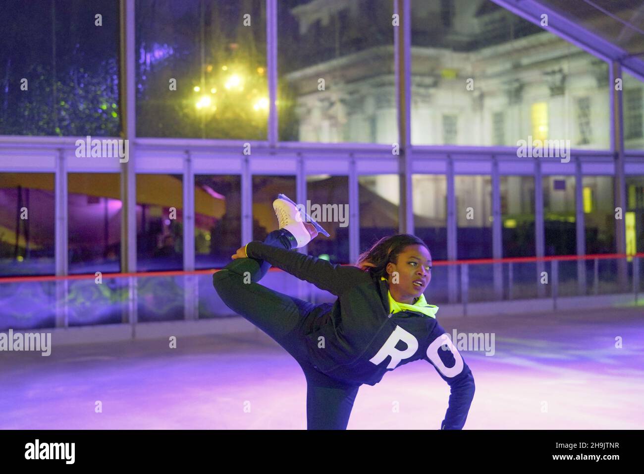 Die französische Eisstänkerin Aretha Silete tritt am Eröffnungsabend des Greenwich Wintertime Festivals im Greenwich College in London auf der Eisbahn auf. Fototermin: Mittwoch, 6. Dezember 2017. Bildnachweis sollte lauten: Richard Gray/EMPICS Entertainment. Stockfoto