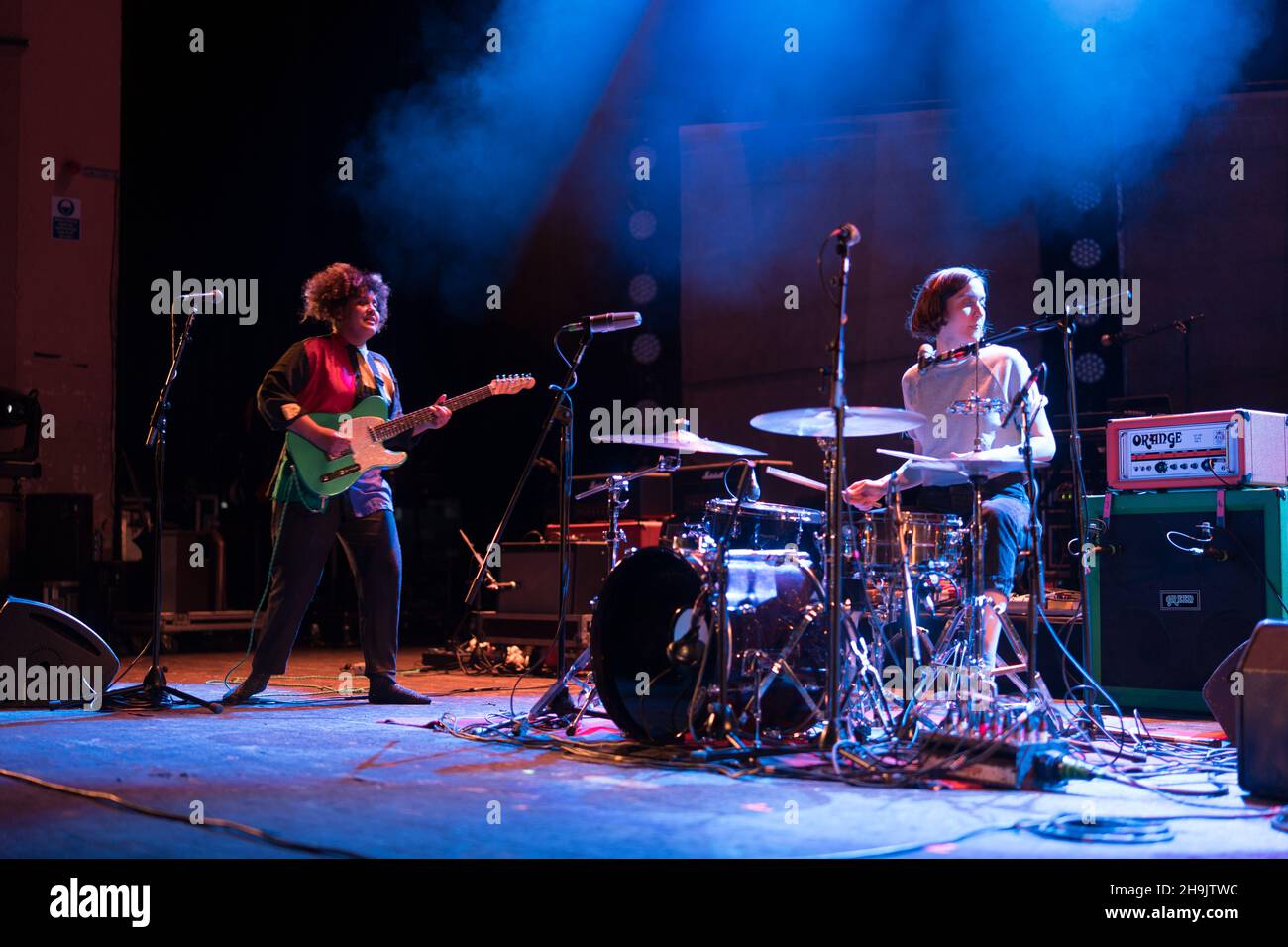 Rachel Aggs (links) und Eilidh Rodgers von Sacred Paws spielen live auf der Bühne (mit Unterstützung von Mogwai) an der Brixton O2 Academy in London. Fototermin: Freitag, 15. Dezember 2017. Bildnachweis sollte lauten: Richard Gray/EMPICS Entertainment Stockfoto