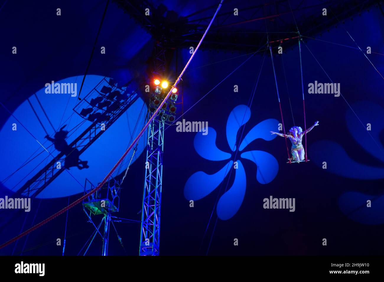 Ein Trapezkünstler des Moskauer Staatszirkus unter der großen Spitze in Ealing, London. Fotodatum: Donnerstag, 28. Dezember 2017. Bildnachweis sollte lauten: Richard Gray/EMPICS Entertainment Stockfoto