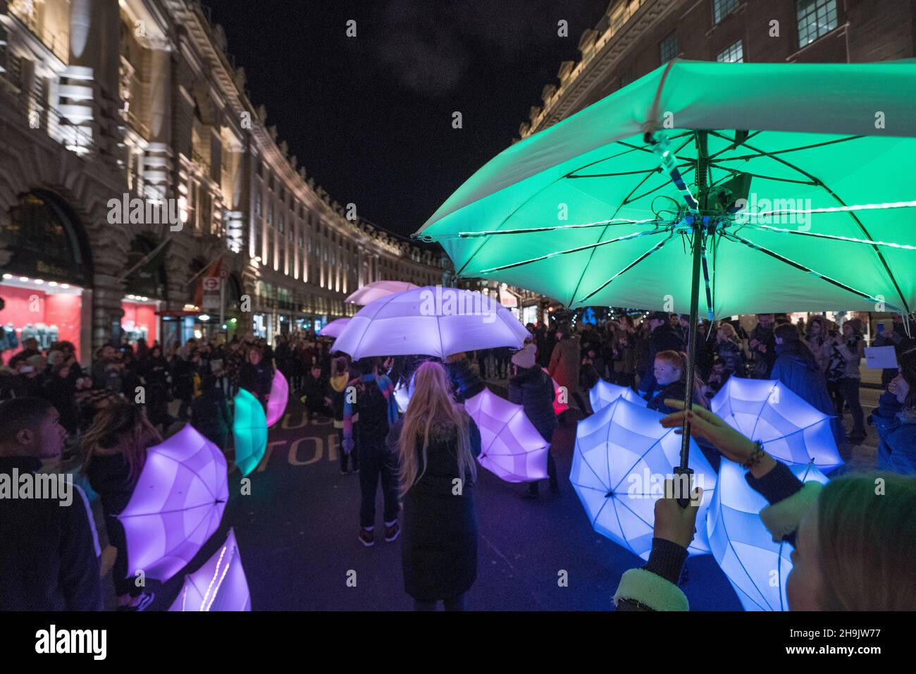 The Umbrella Project von Cirque Bijou in der Regent Street, Teil des Lumiere London Festivals 2018 in London. Fotodatum: Donnerstag, 18. Januar 2018. Bildnachweis sollte lauten: Richard Gray/EMPICS Entertainment Stockfoto