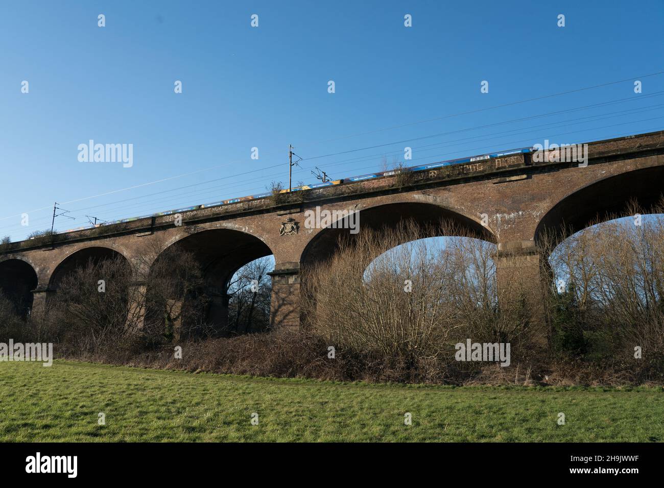 Das Viadukt von Wharncliffe, das die Great Western Main Line-Eisenbahn durch das Brent Valley zwischen Hanwell und Southall, Ealing, transportiert, wurde in 1836Ð7 zur Eröffnung der Great Western Railway (GWR) gebaut und zum Bahnhof Paddington gebracht. Fotodatum: Sonntag, 25. Februar 2018. Bildnachweis sollte lauten: Richard Gray/EMPICS Entertainment Stockfoto